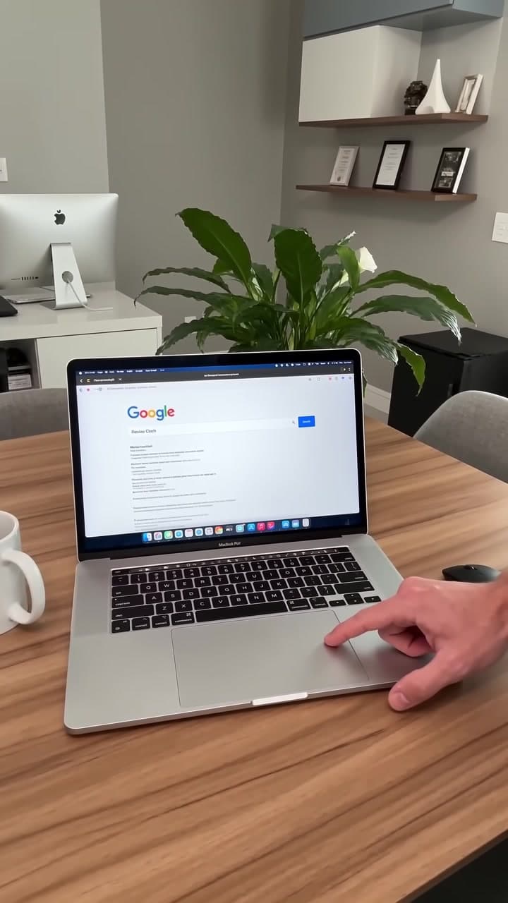 Vídeo vertical do Bknil transformando dados de uma empresa em conteúdo SEO e página pública com IA. — scene 2